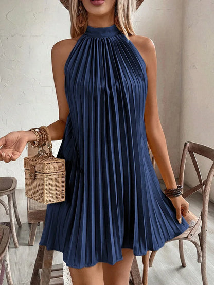 Vestido curto verde-oliva plissado com decote halter