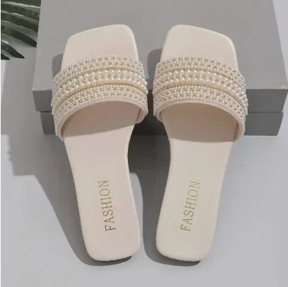 Sandálias femininas de sola plana, modelo novo de verão, com aplicações de strass e miçangas, ideais para uso externo.