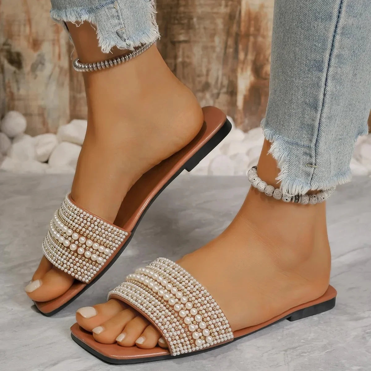 Sandálias femininas de sola plana, modelo novo de verão, com aplicações de strass e miçangas, ideais para uso externo.