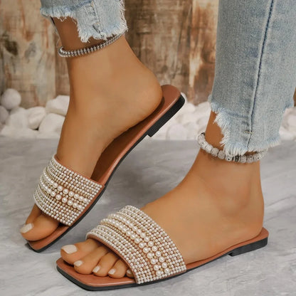 Sandálias femininas de sola plana, modelo novo de verão, com aplicações de strass e miçangas, ideais para uso externo.
