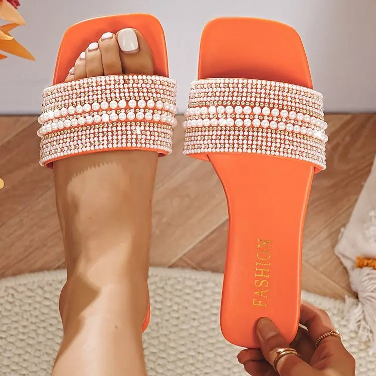 Sandálias femininas de sola plana, modelo novo de verão, com aplicações de strass e miçangas, ideais para uso externo.