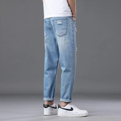 Calça Jeans Masculina Rasgada de Algodão, Corte Reto, Casual e Moderna, Coleção Primavera Verão 2026, para Uso Casual e Atividades ao Ar Livre