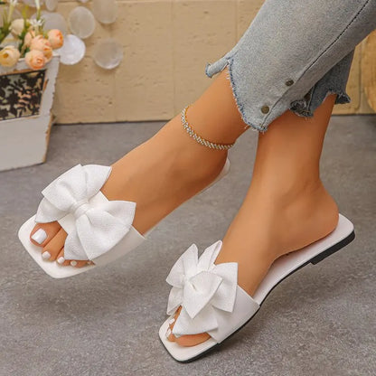 Chinelo feminino rasteiro, rasteiro, casual, para praia, sandálias de verão com laço, calçado leve para uso externo, modelo slide.
