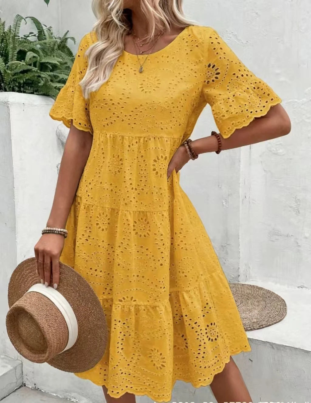 Vestido Midi Feminino Branco com Bordado Inglês Vazado, Estilo Boho Fluido com Babados em Camadas, Casual de Manga Curta para Verão e Praia