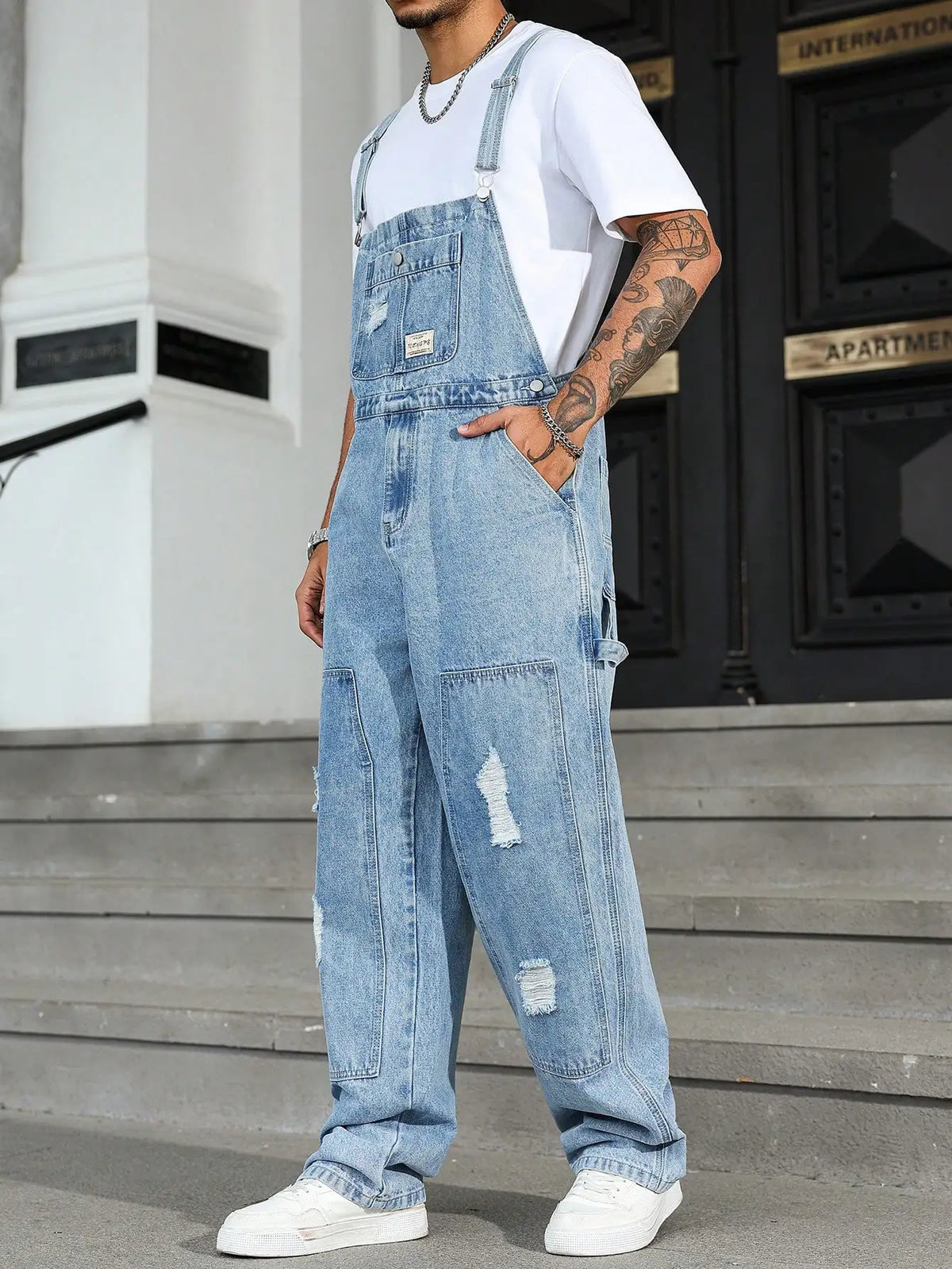Macacão Jeans Masculino Moderno para o Verão, com Caimento Solto de Perna Larga, Design Rasgado e Estilo Urbano