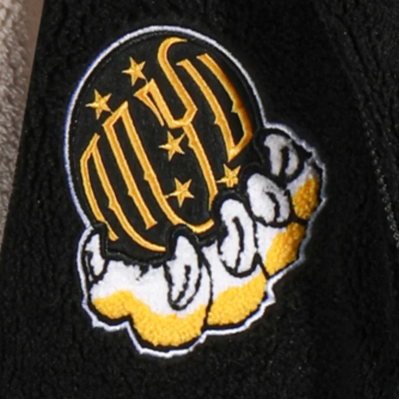 Jaqueta Varsity Masculina Preta e Branca com Patch de Letras, Zíper, Solta, de Inverno, em Fleece.